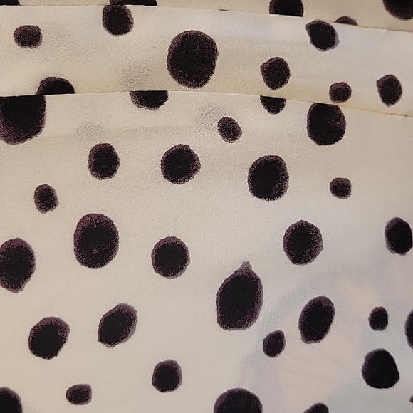 Loft black and white spotted sleeveless blouse.  Size is Small - Picture 4 of 8